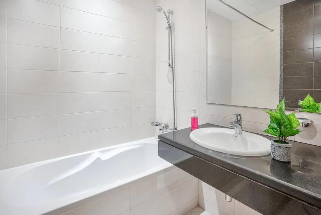 Best 2 Bedroom Apartment Beach Front Abu Dhabi Luaran gambar